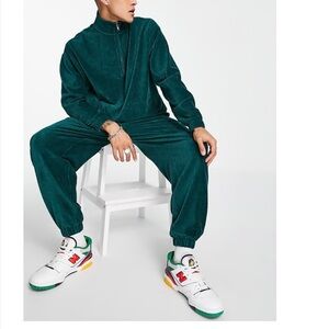 Oversized sweatpants in dark green velour